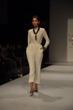 Model walk the ramp for House of Chic show at LFW 2013 Day 5 in Grand Haytt, Mumbai on 27th Aug 2013  (40).JPG